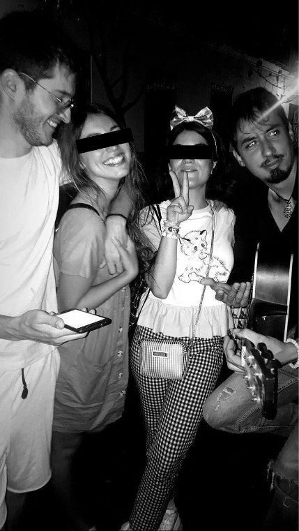 Sam y Quintelus con dos mujeres en la calle