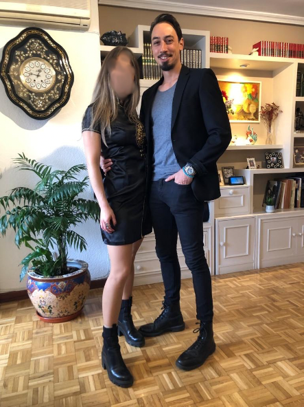 Hombre abrazando a una mujer